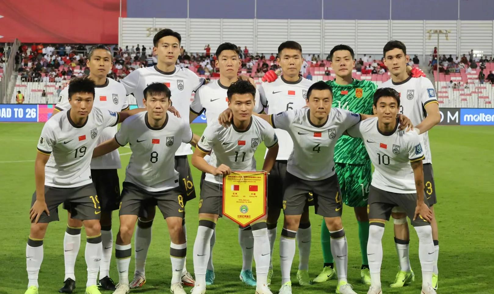 球队踢出精彩比赛，球员奋力拼搏，互动不断