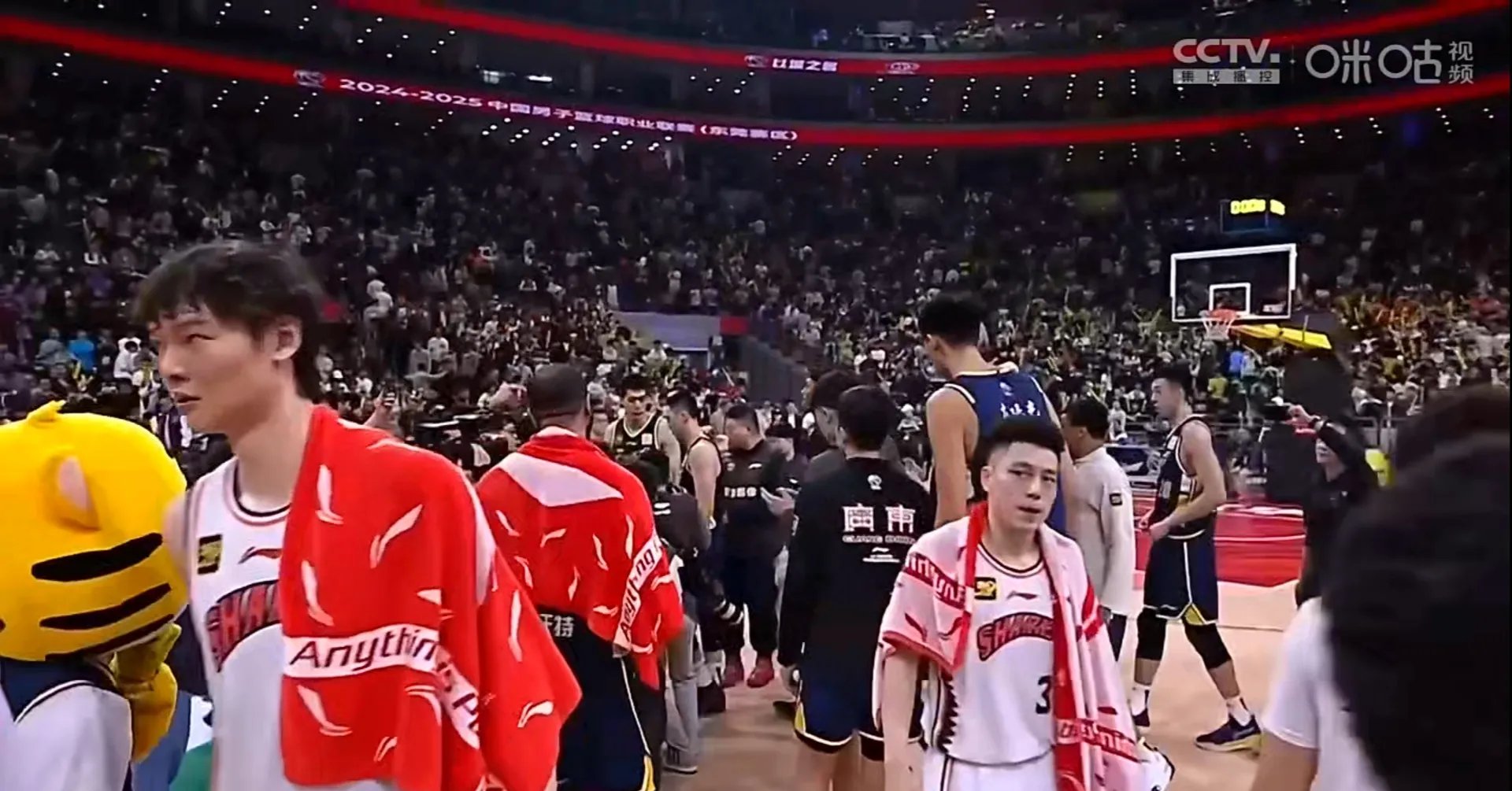 开云体育官网-包含上海大鲨鱼主场胜利，球员们合力战胜对手的词条