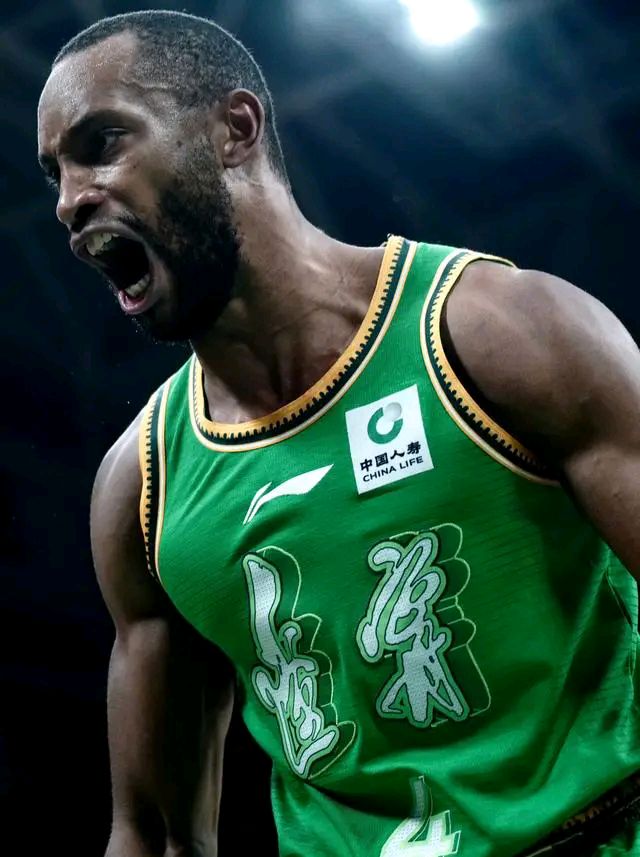 上海队对哈尔滨队的公开对决备受瞩目