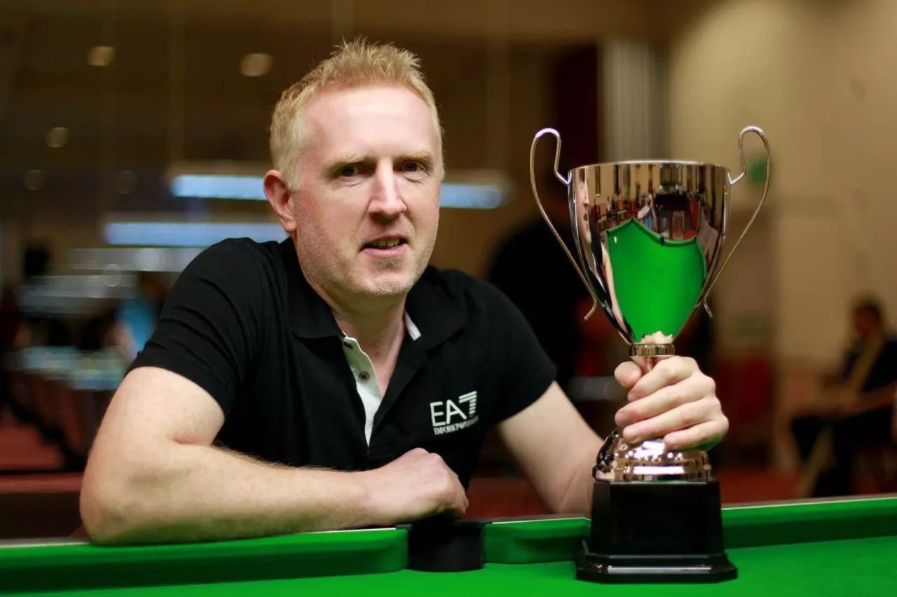 摩洛哥游泳选手本艾赢得钻石奖杯,耀眼 摩洛哥游泳选手本艾赢得钻石奖杯,耀眼