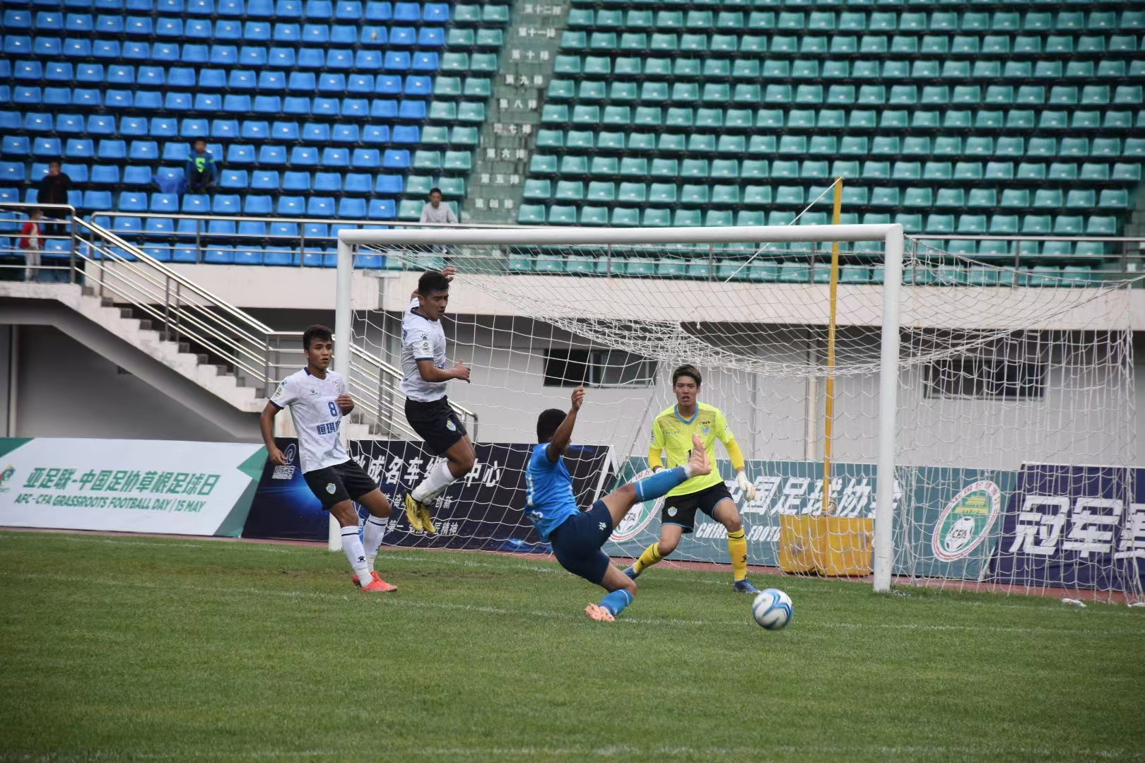 黄色队伍在比赛中遭遇困难，最终胜利