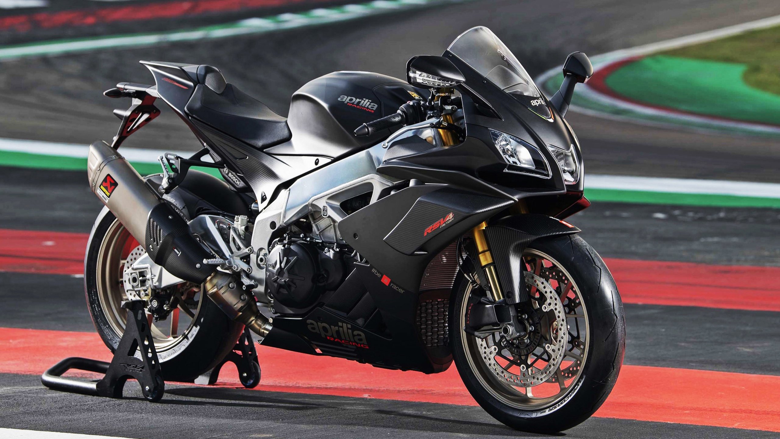 开云体育-魔术师谢幕战？不，这是他用单手握方向盘的开始