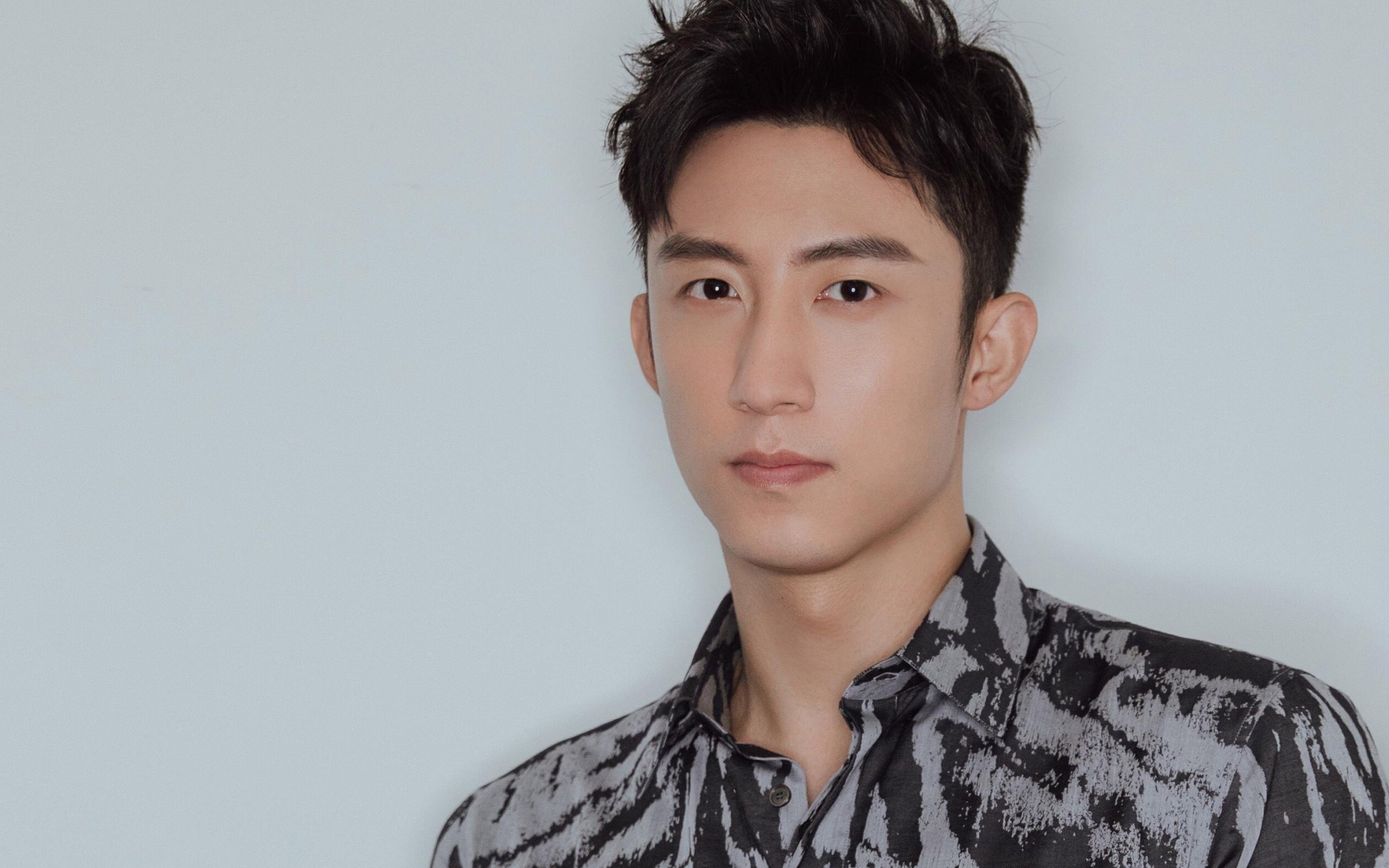 魔术师谢幕战？不，这是他用单手握方向盘的开始