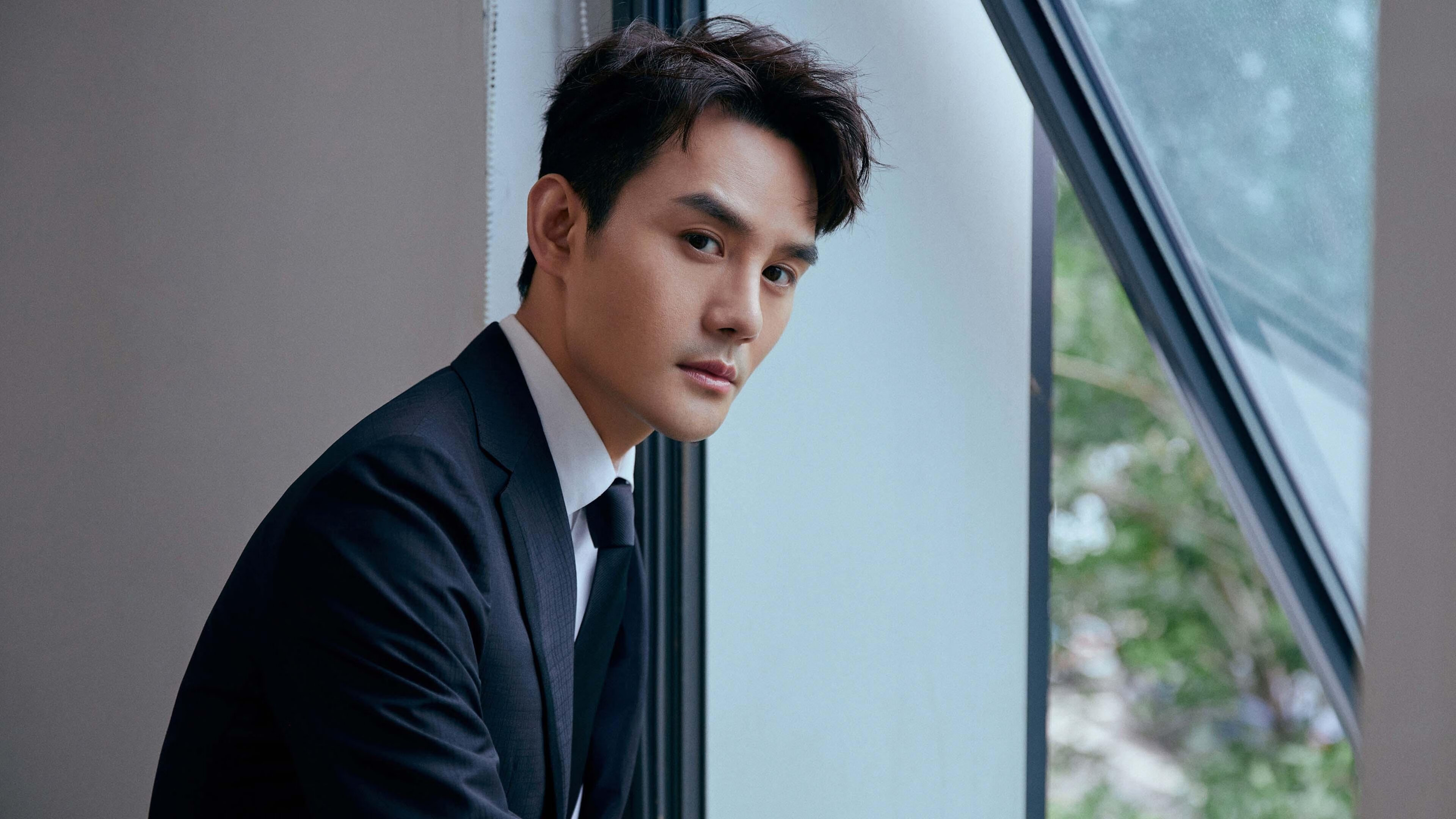 开云APP-揭幕战之夜，那双浓眉之下，战术室的无声惊雷与维斯塔潘的轰鸣